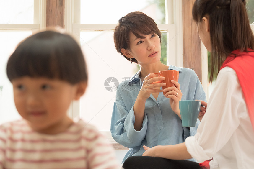 家居派对坐着欢闹放松在客厅的妈妈朋友图片