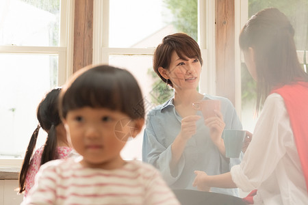 茶点女生茶放松在客厅的妈妈朋友图片