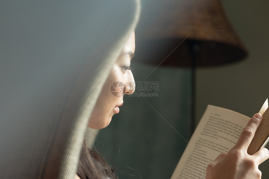 一个女人在读书图片