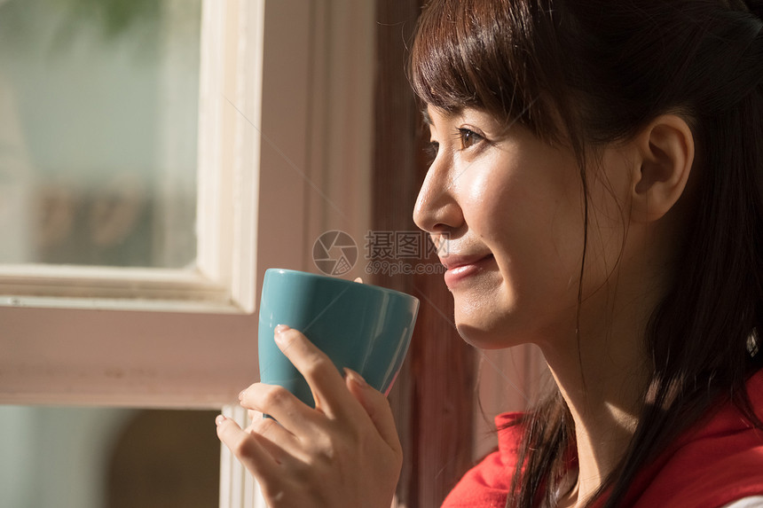 孤独的女孩在窗口喝咖啡图片