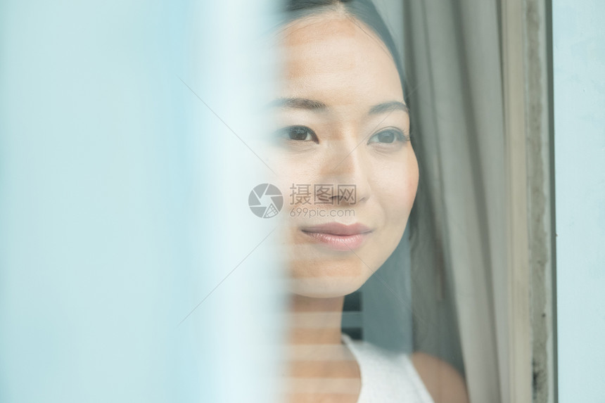 一个女人在看窗外图片