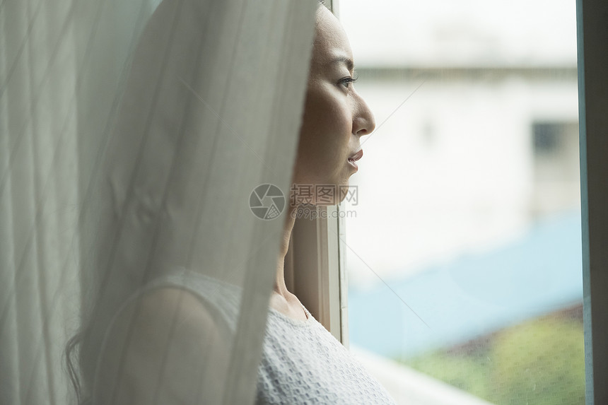 一个女人在窗口图片