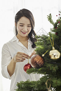 年轻女人装扮圣诞树图片