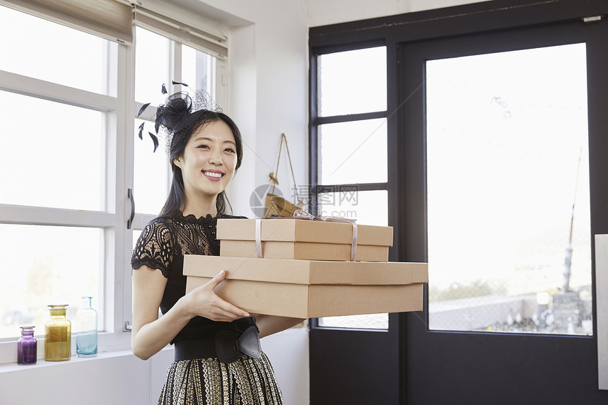 手拿礼物的年轻女子图片