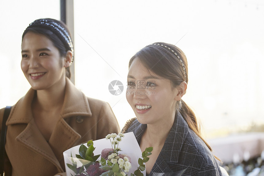 年轻女子正在过圣诞节图片