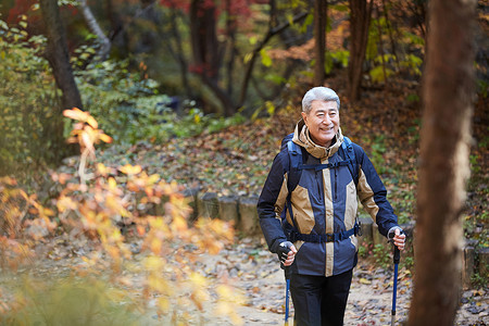 户外登山探险的中年男子背景图片