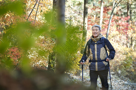 户外登山探险的中年男子背景图片