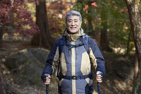 户外登山探险的中年男子背景图片