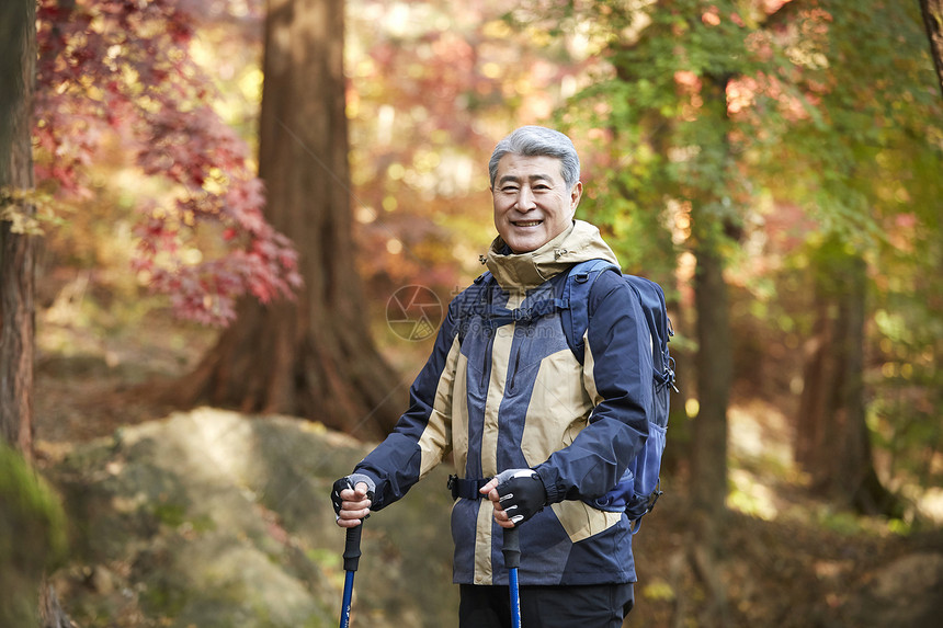 户外登山探险的中年男子图片