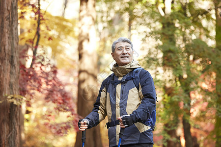 户外登山探险的中年男子背景图片