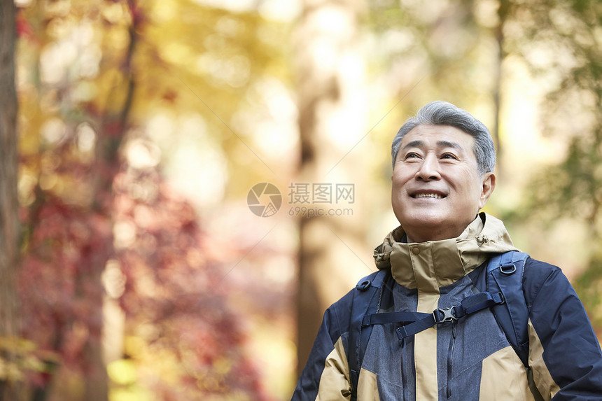 户外登山探险的中年男子图片