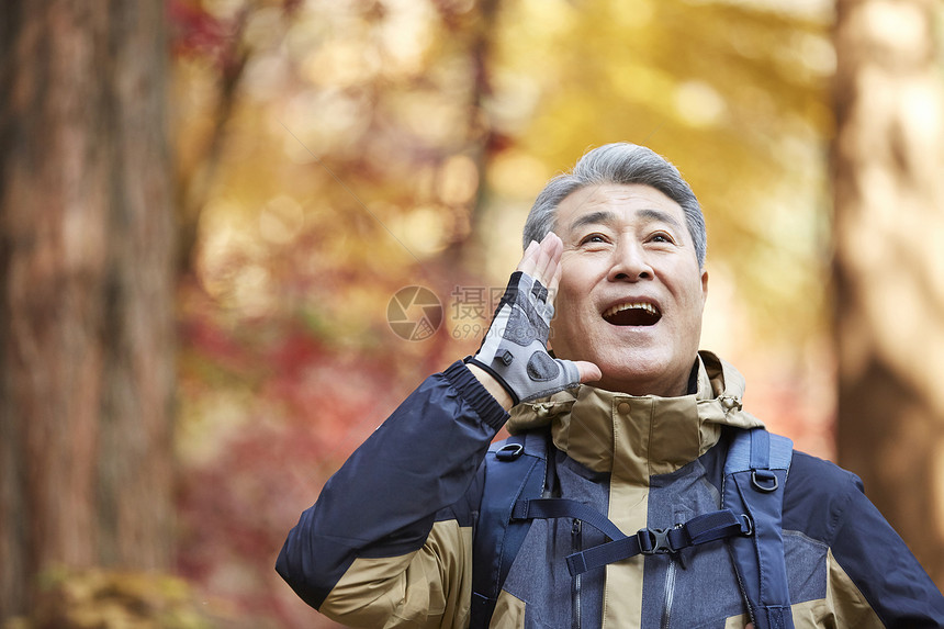 户外登山探险的中年男子图片