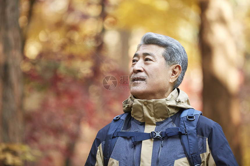 户外登山探险的中年男子图片