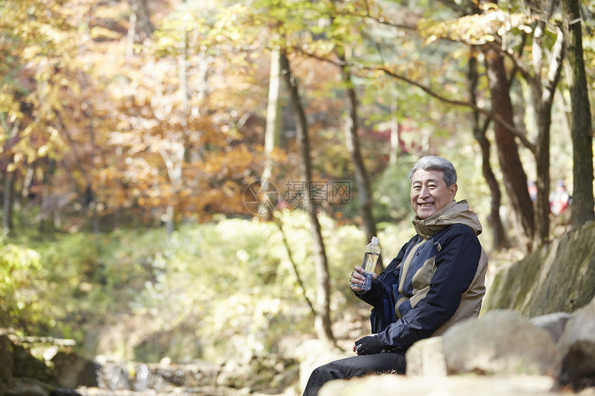 户外登山探险的中年男子图片