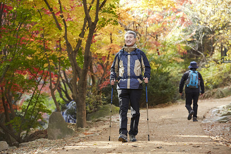 户外登山探险的中年男子图片