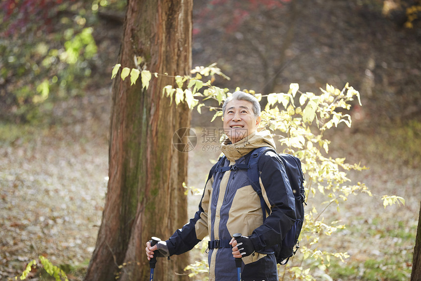 老人户外登山图片