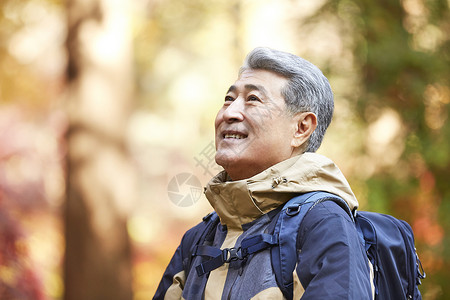 老人户外登山徒步观光图片