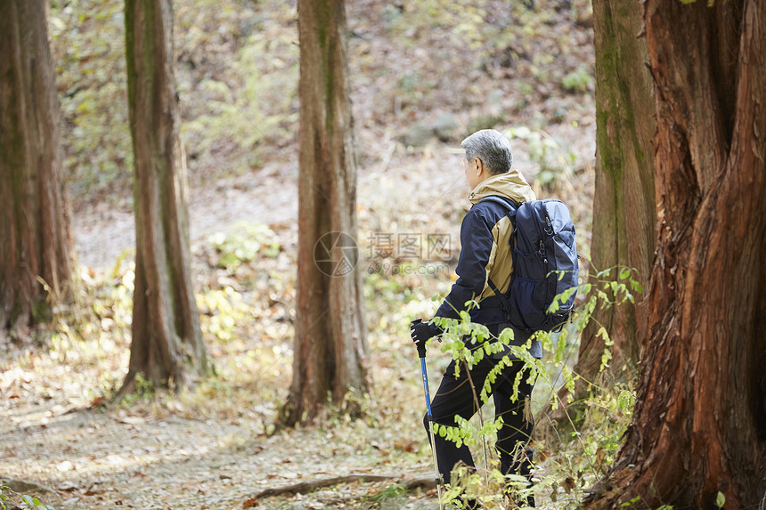 老人户外登山图片