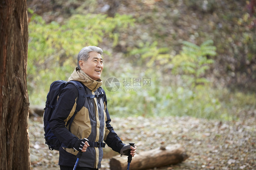 老人户外登山观光图片