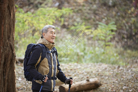 老人户外登山观光图片