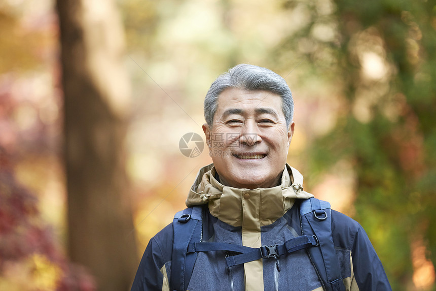 老人户外登山徒步观光图片