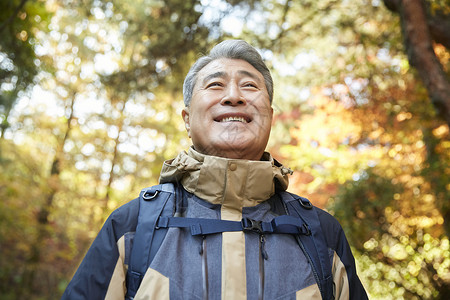 老人户外登山徒步观光图片