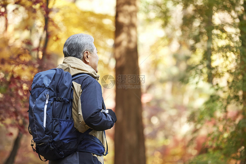 老人户外登山徒步观光图片