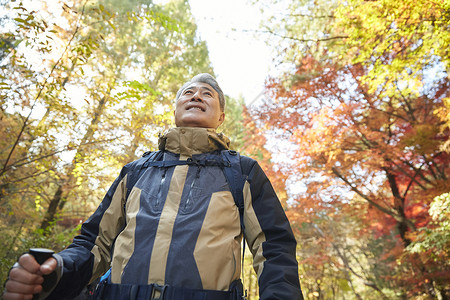 老人户外登山图片