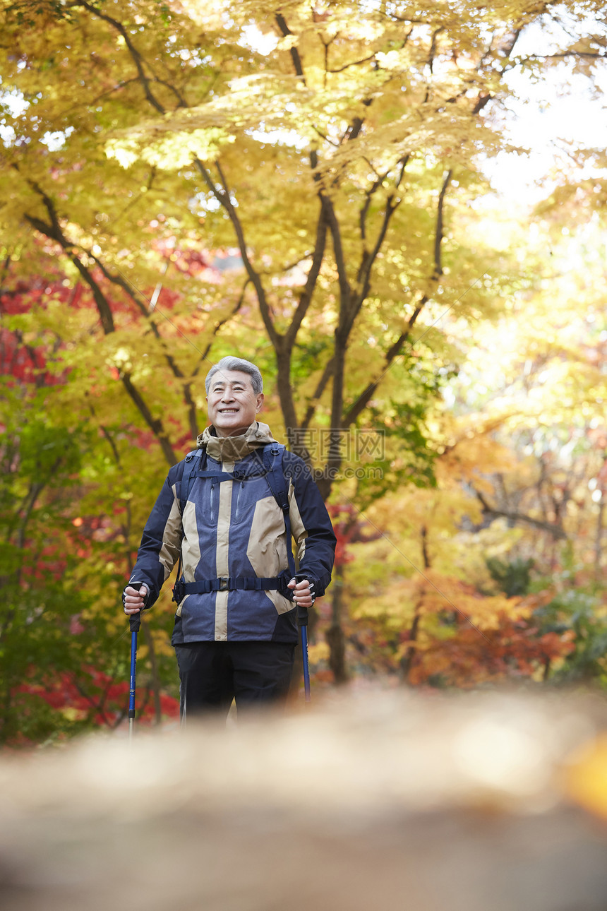 户外登山探险的中年男子图片