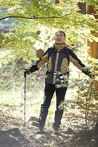 户外登山探险的中年男子背景图片