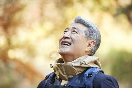 户外登山探险的中年男子图片