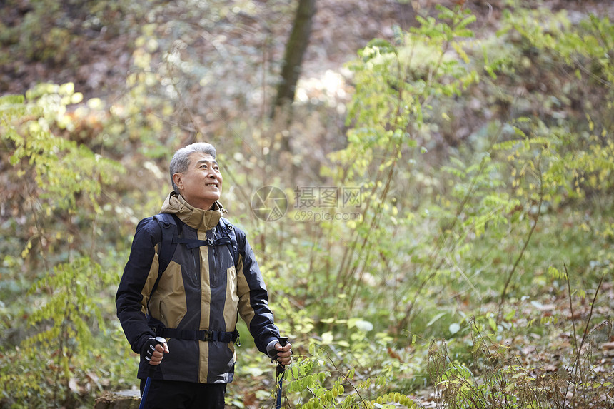 户外登山探险的中年男子图片