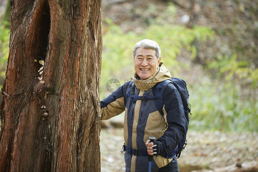 户外登山探险的中年男子图片