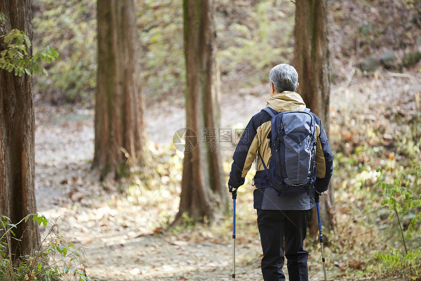 户外登山探险的中年男子图片