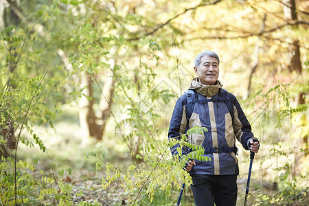 户外登山探险的中年男子背景图片