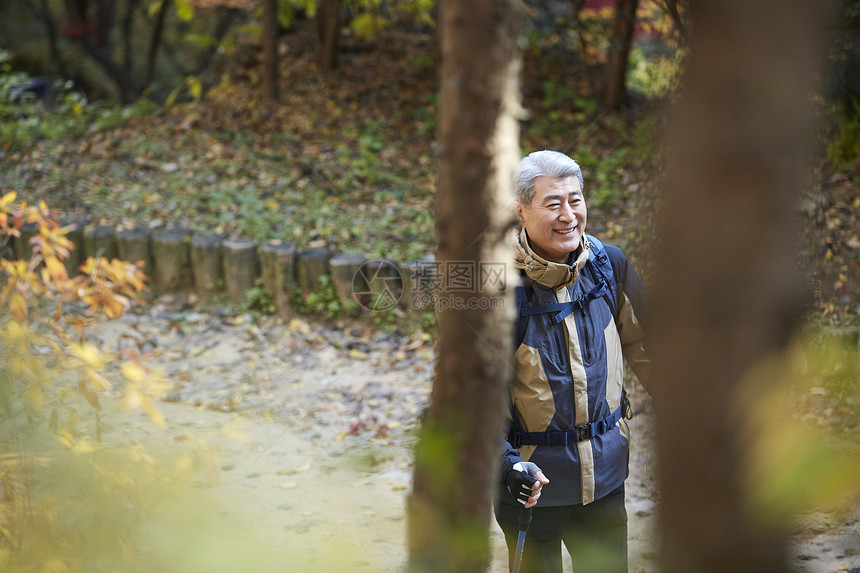 户外登山探险的中年男子图片