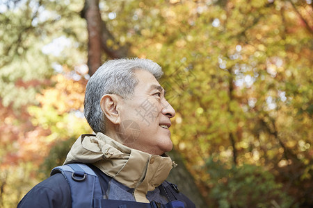 户外登山探险的中年男子图片