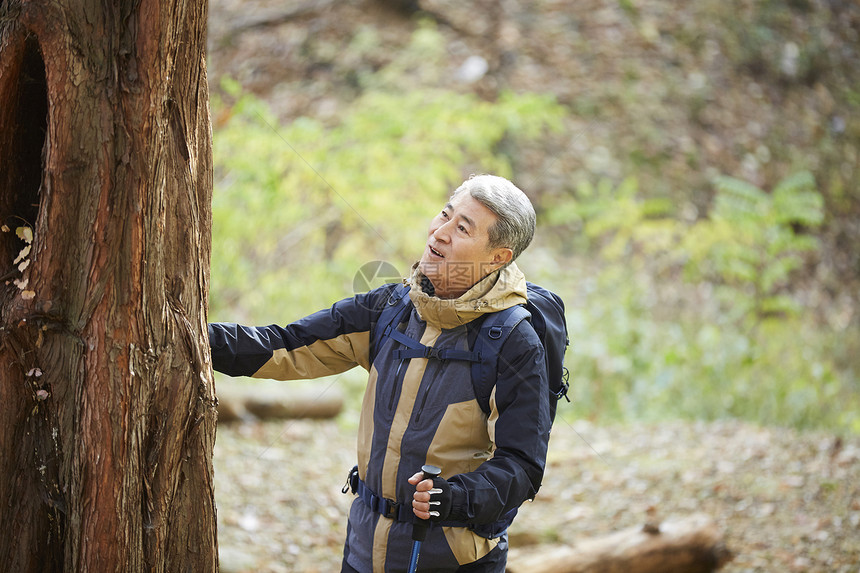 户外登山探险的中年男子图片