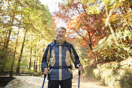 户外登山探险的中年男子背景图片