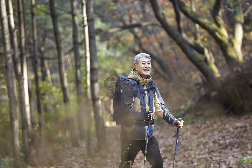 户外登山探险的中年男子图片