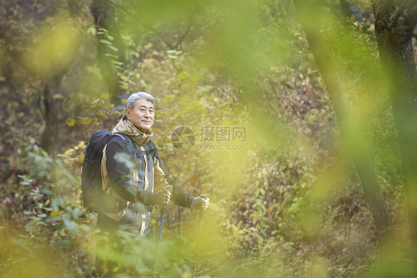 户外登山探险的中年男子图片