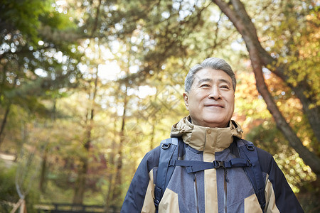 老人户外登山徒步观光图片