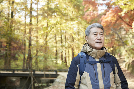 老人户外登山徒步观光图片