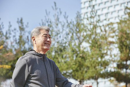 户外老年人在公园散步图片