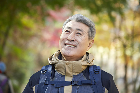 老人户外登山观光图片