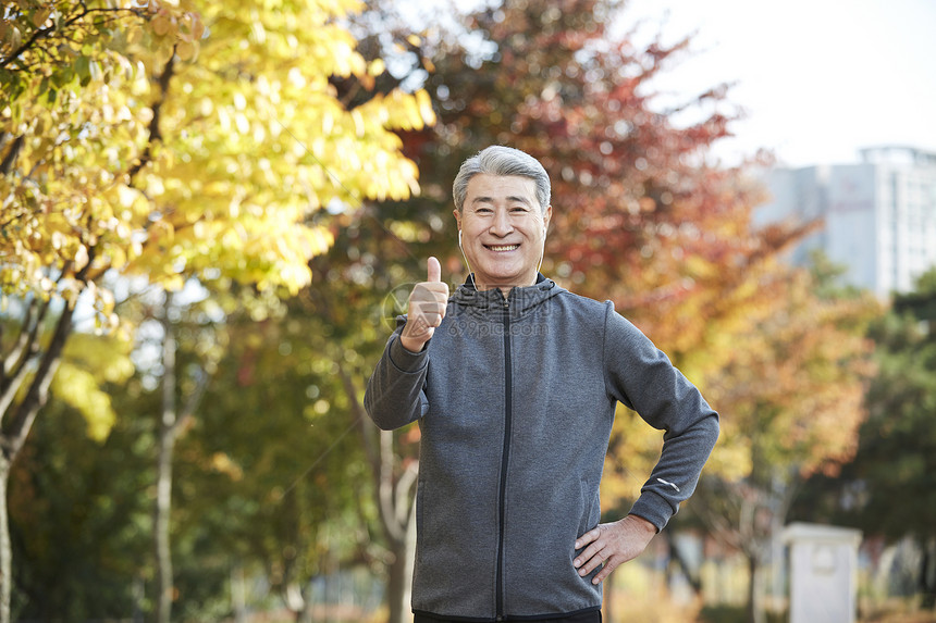 在城市公园游玩锻炼的中年男子图片