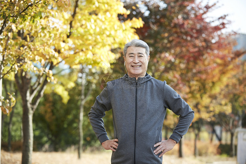 在城市公园游玩锻炼的中年男子图片