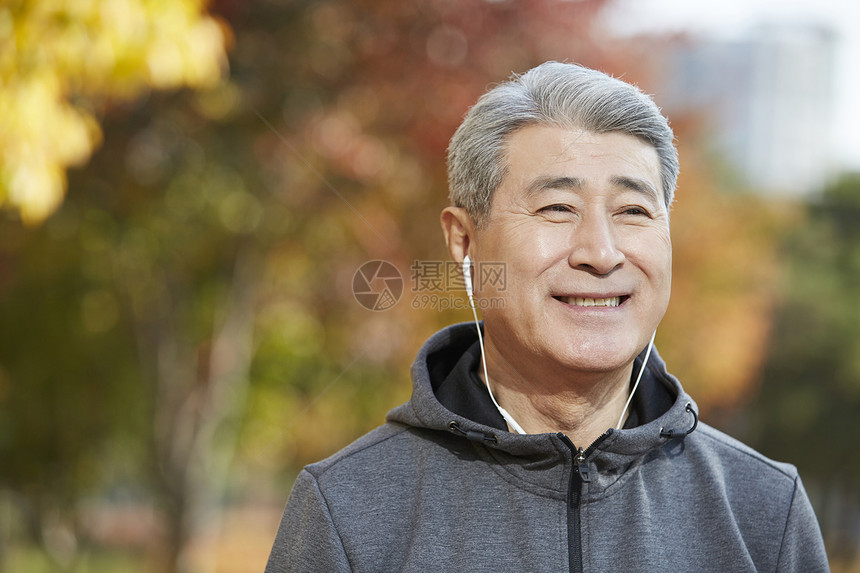 在城市公园游玩锻炼的中年男子图片