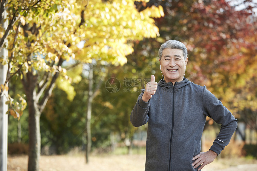 在城市公园游玩锻炼的中年男子图片