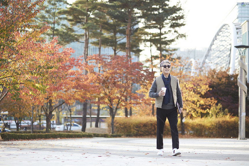 秋季老人在公园里走路图片